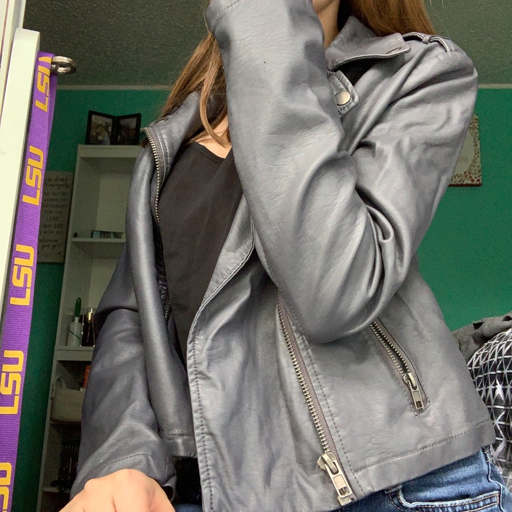 Gray Leather Jacket. No defaults. Worn only a few times. Size M